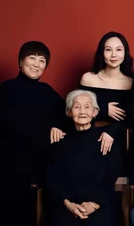 老中青三代人，外婆，母亲，闺女，长得都挺像，尤其是嘴巴。遗传基因真的太强大了！