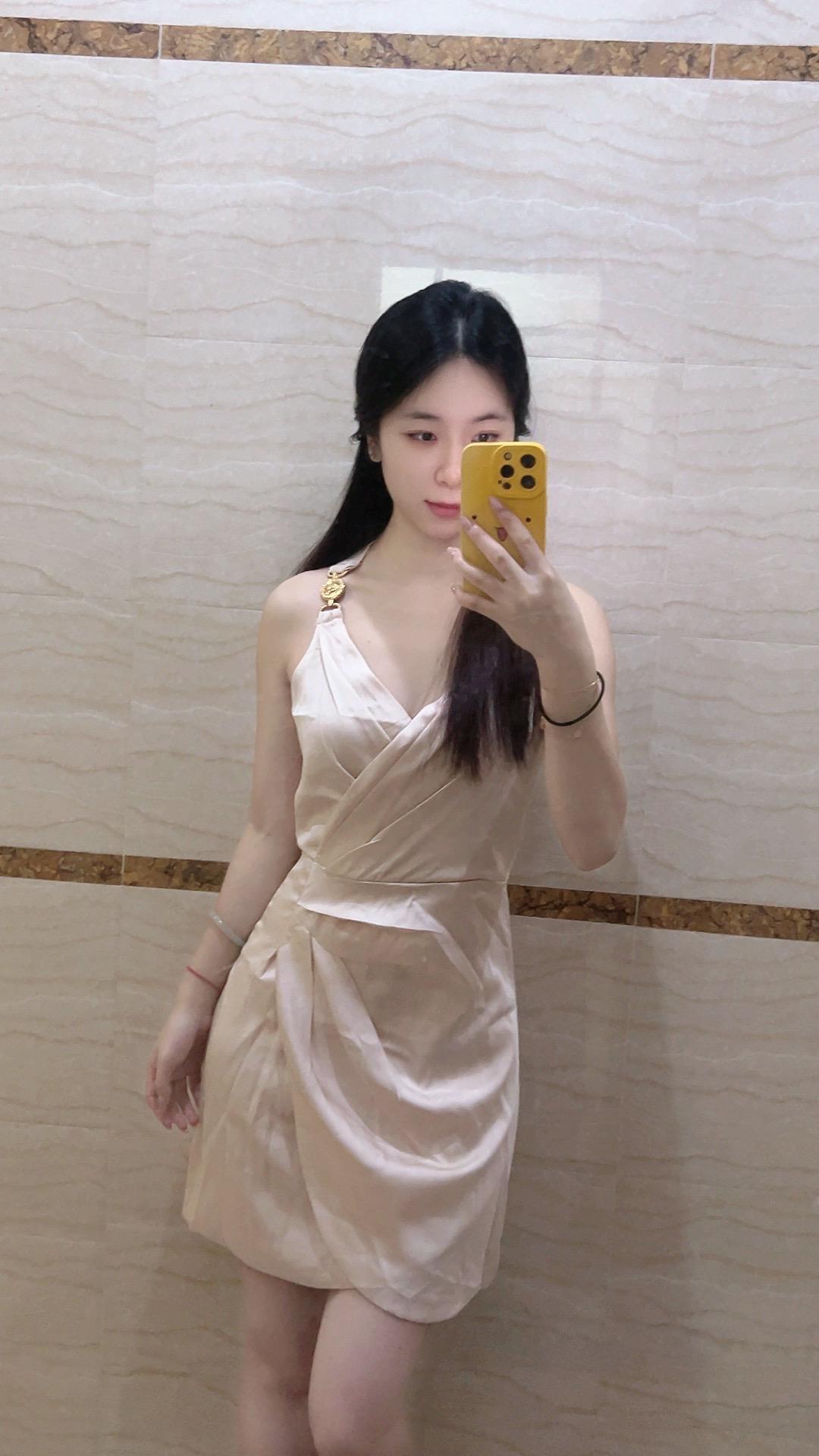 人与人之间就应该是淡淡的 就像香水一样淡淡的才有人去闻