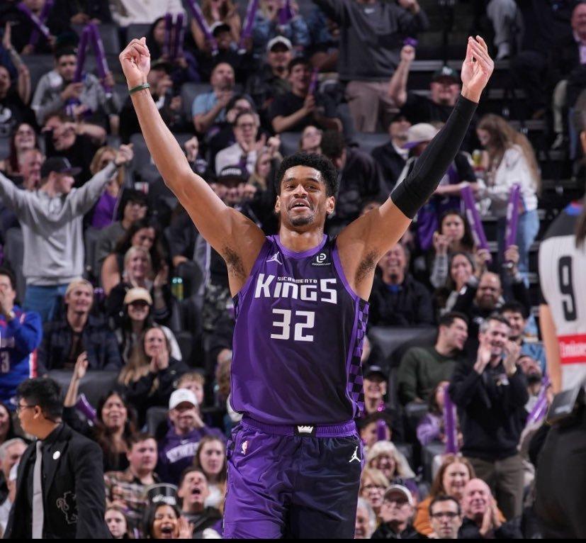 【体育并不总是只关于胜负，还有那些背后的故事】国王年轻中锋迪伦·卡德威尔的一次非