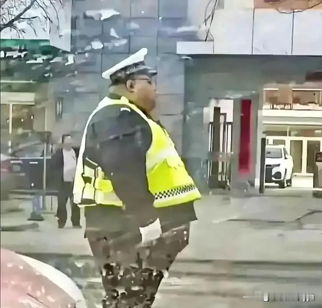 这哥们也真不容易，这种体形啥工作也不能干了，站一会腿就受不了。找个小区看大门能好