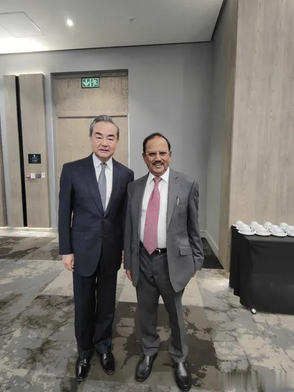 中央外办主任王毅刚刚在约翰内斯堡会见印度国家安全顾问多瓦尔。王毅主任告诉多瓦尔：