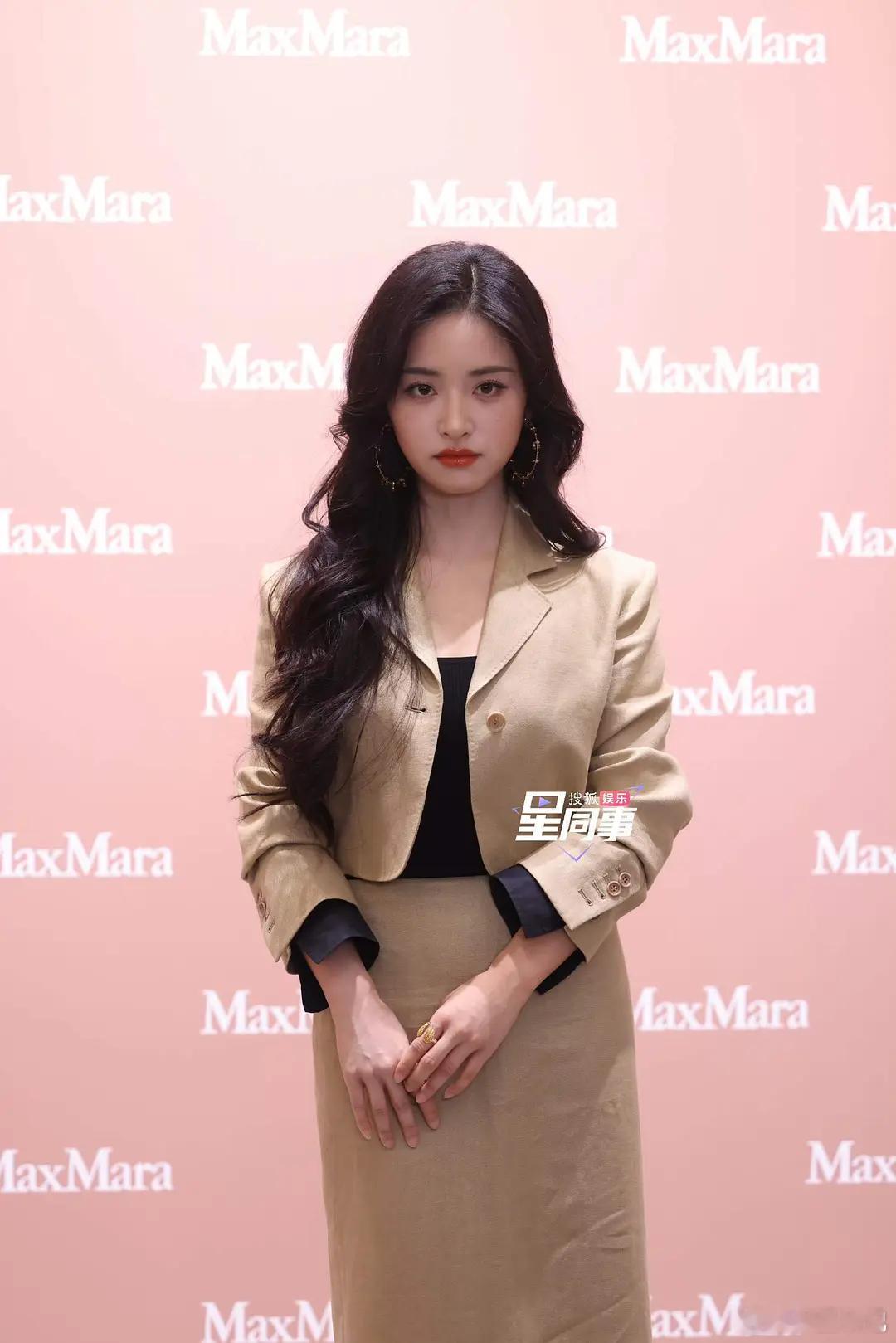 其实沈月的脸挺好看的，但就是太胖了