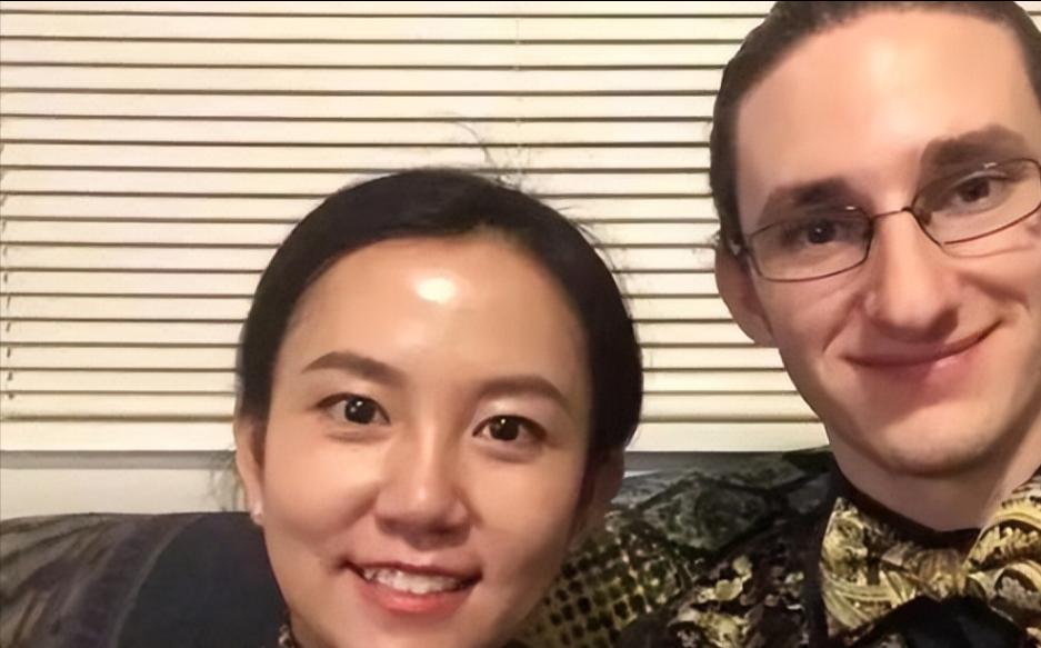 “你应该滚回中国去！”“别用亚洲人的脏习惯喂我的孩子！”2019 年美国一男子不