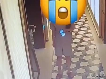 太荒唐了，男子在澡堂本想进男厕上厕所，看到美女后，竟然尾随女子进入女浴室，当着已