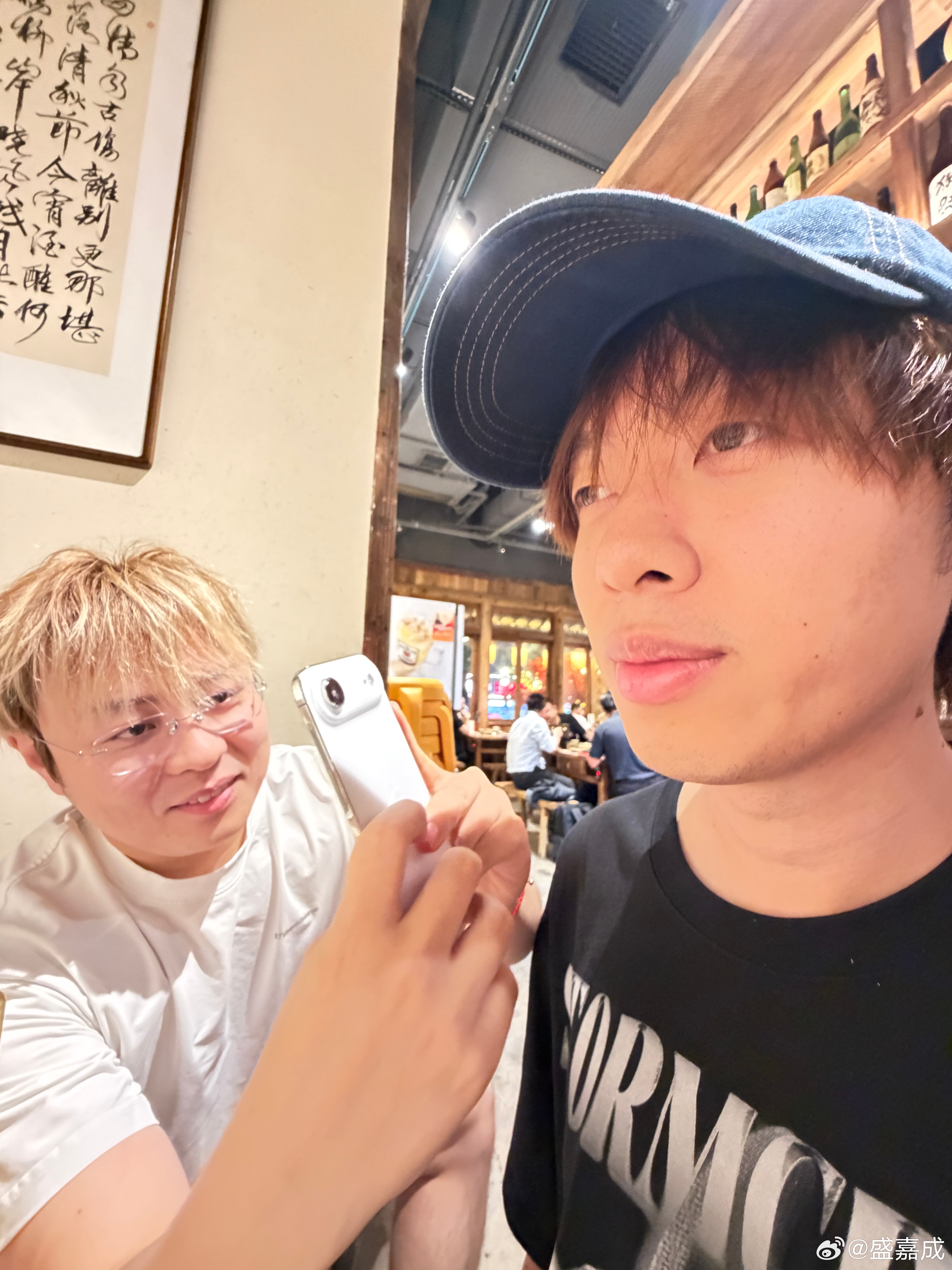 这个人现在头发有点臭的 