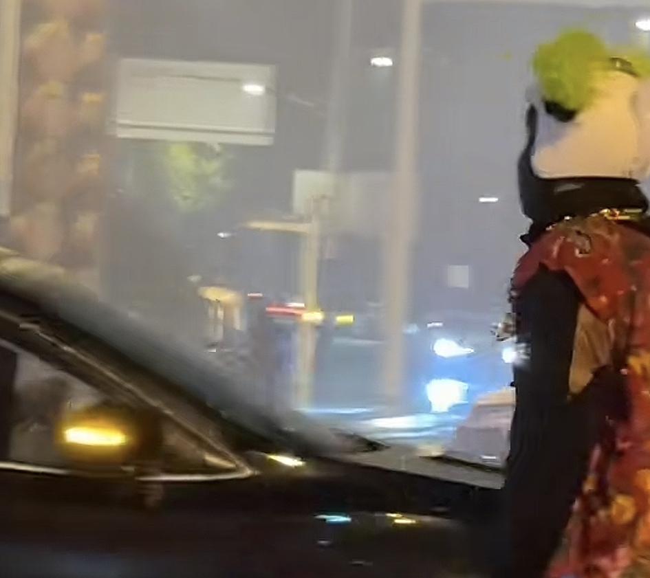 外卖小哥为救火订单超时赔100多也就算了，在警务室拿来用的灭火器，事后对方还让赔