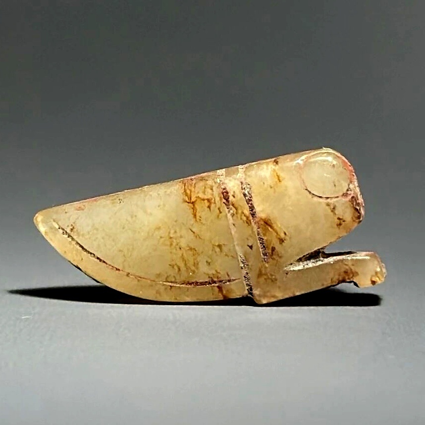 高古玉 文化期的高古玉器，蝈蝈儿制作成这样的，造型简简单单，看上去十分粗糙，似样