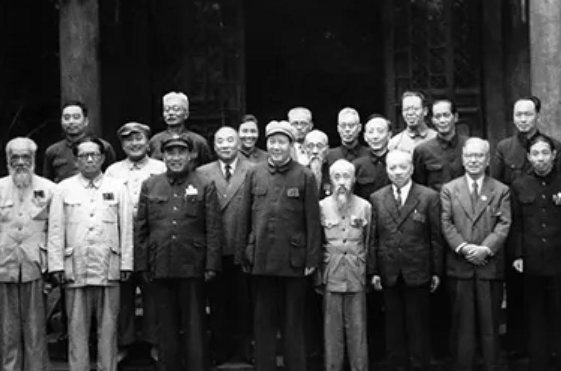 有人说毛主席往往选人用人不当，把一些工人、农民、基层官兵出身的人选拔到中央领导岗