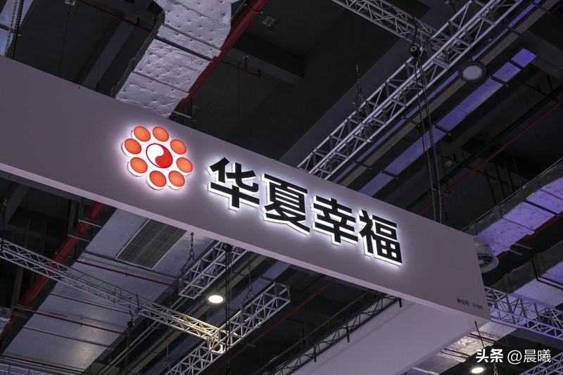 幸福就是忙完一天回家，有热乎饭菜等着，爱人孩子在身旁，能把烦恼倾诉，小成绩有人夸