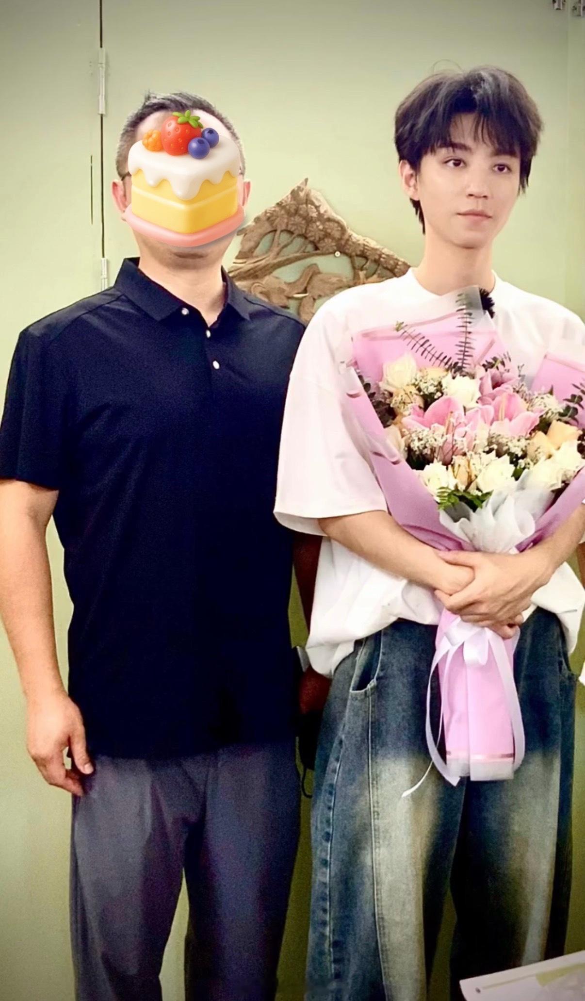 中餐厅能不能快点儿播！王俊凯中餐厅捧花合照王俊凯中餐厅新合照