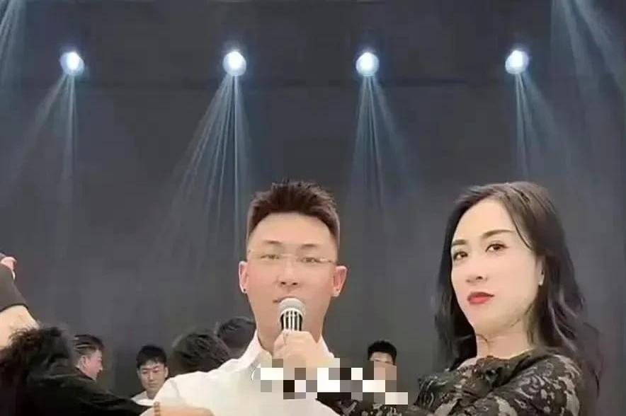 近日关于网络红人张开凤的性别讨论再次引发热议。

据网友观察，这位以中性风格走红