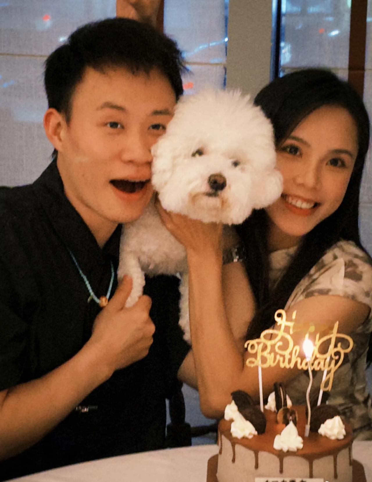 照片中的两位，右边的美女大家不认识，但左边帅气的男士大家应该熟悉！因为他是男子三