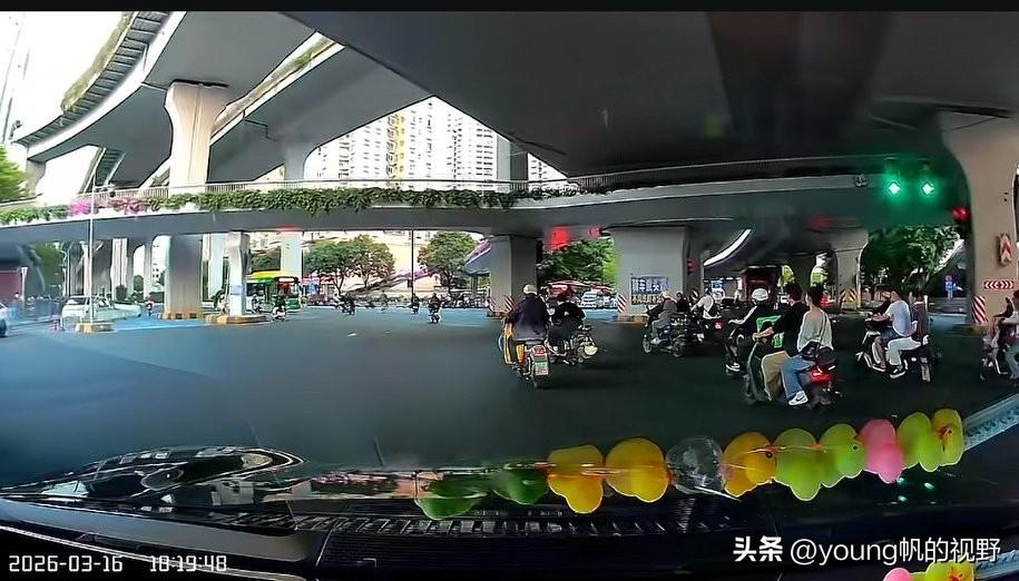 行车记录仪之下的电鸡之城广州。有车主驾车途经广州大道北路段，行车记录仪拍摄之下，