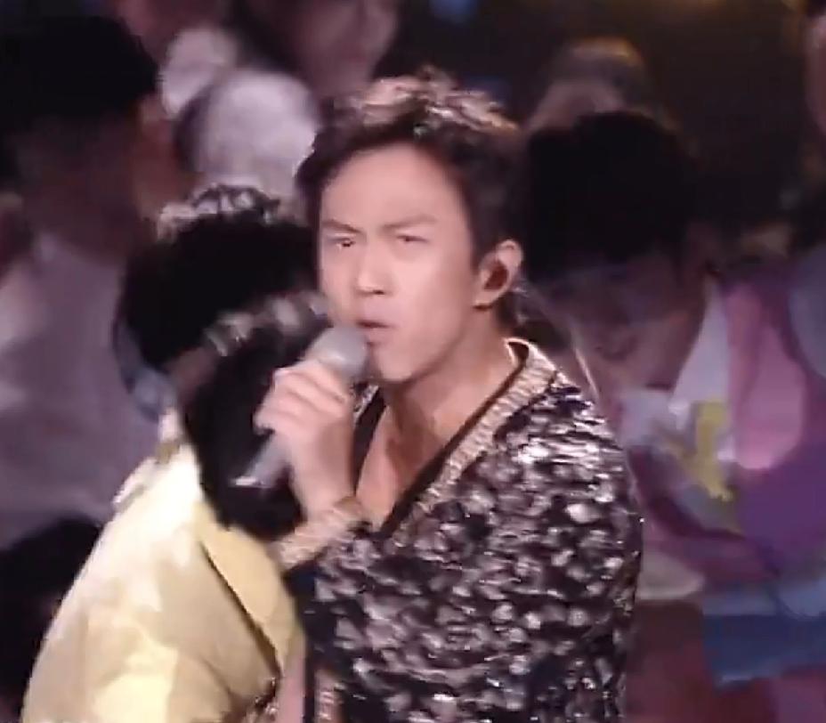 邓超又找借口了[捂脸]
跨年夜热搜炸了，邓超在湖南卫视吊着威亚从天而降，连唱三首