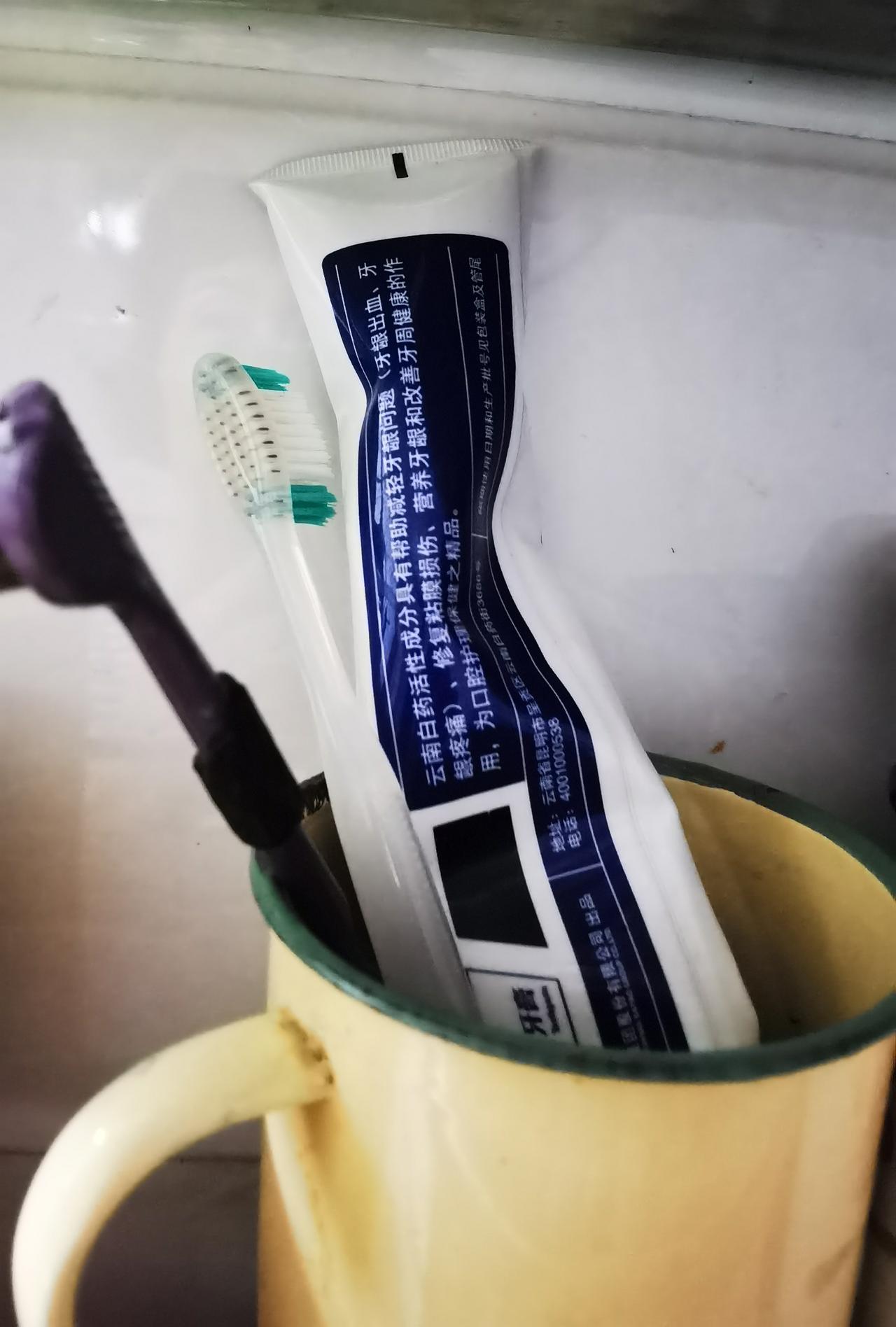 牙龈有黑三角怎么办
我有两个牙有黑三角，在网上看到有牙膏能刷掉黑三角，结果买了四