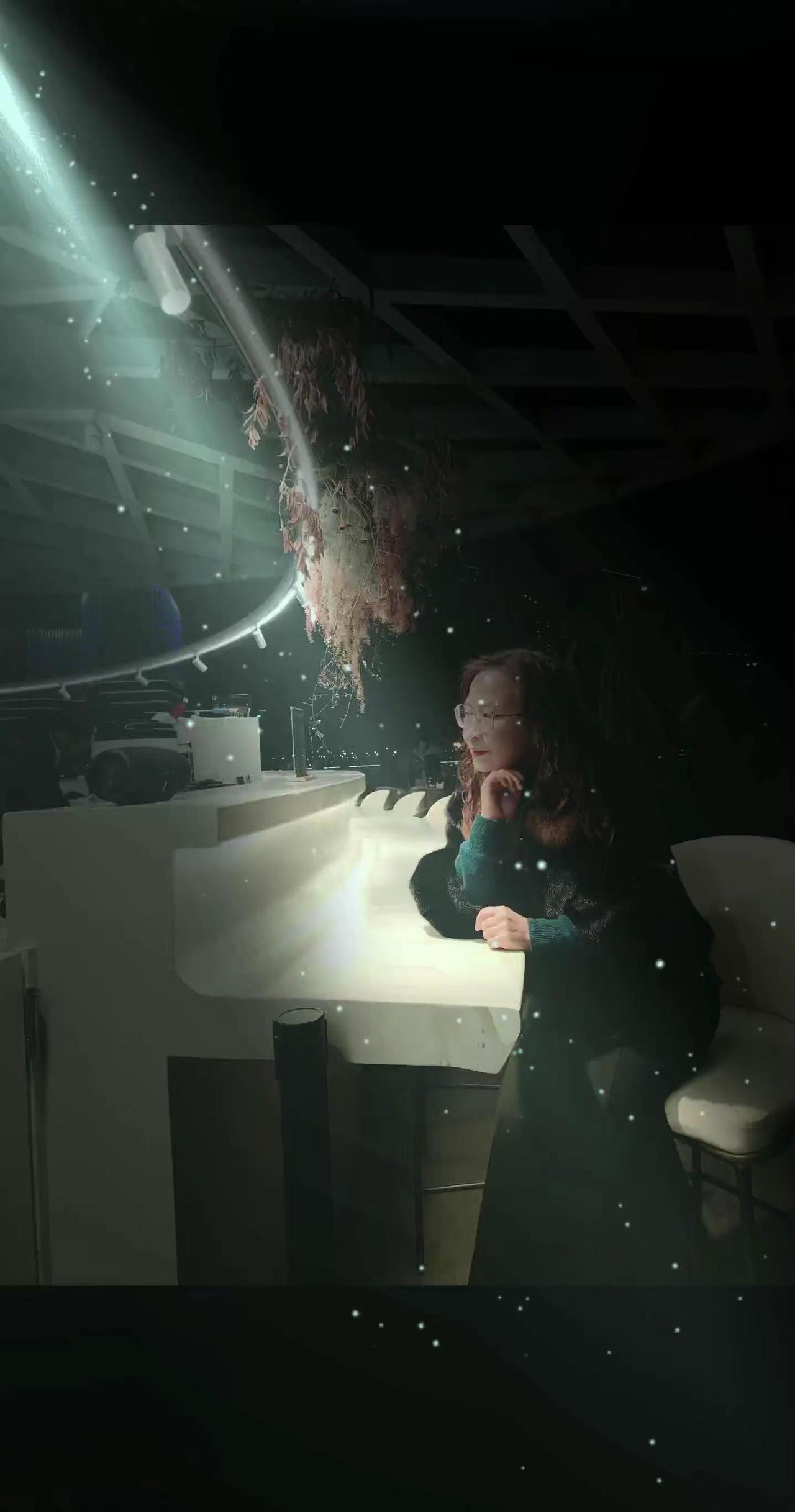 茶浸残温凉如缟，尺素半卷意难描。梦里并肩看遍春草，醒时却闻雨敲芭蕉。唯有将这闲愁