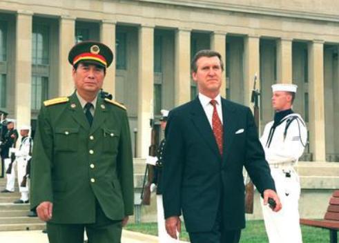 1998年，张万年出访美国，当他刚踏进美国宁堡陆军基地，一个美军司令突然跳了出来