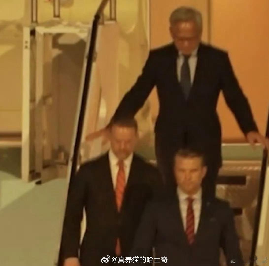 为何马斯克和黄仁勋能上专机老黄登机前还穿着皮夹克，下飞机的时候换西装了，没有灵魂