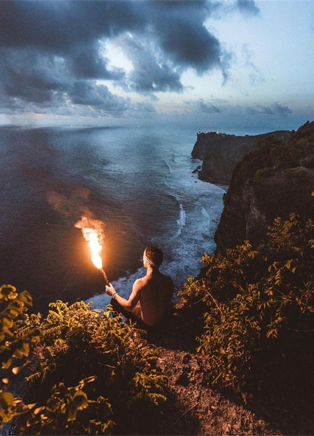 有时想想，独居斗室和天涯浪迹好像是一件事情，身处寂寞和身处喧嚣其实也没什么两样，