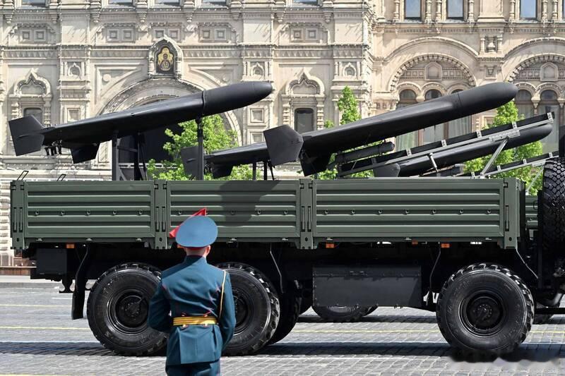 【普京深陷消耗战致本国劳动力紧缺，朝鲜拟再派1.2万劳工支援俄方无人机制造】 在