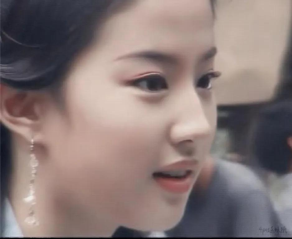 拍天龙八部时期的刘亦菲，
那时候才十几岁吧 ?
真的是无可挑剔的一张脸，更难能可