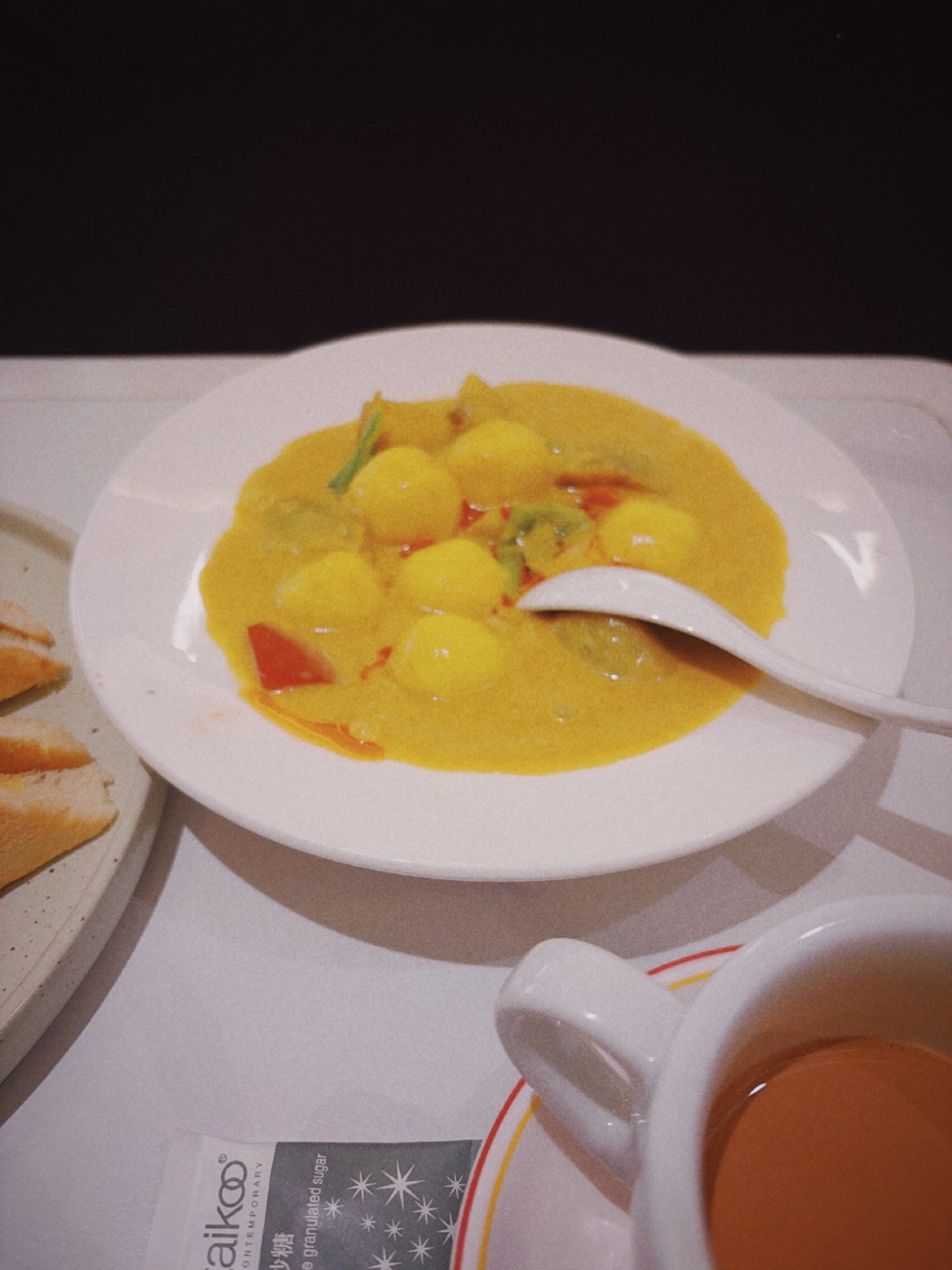 想着白天自己单兵了一天，晚上要吃开心！没想到选错了主题方向……胃快满了，心很塞！