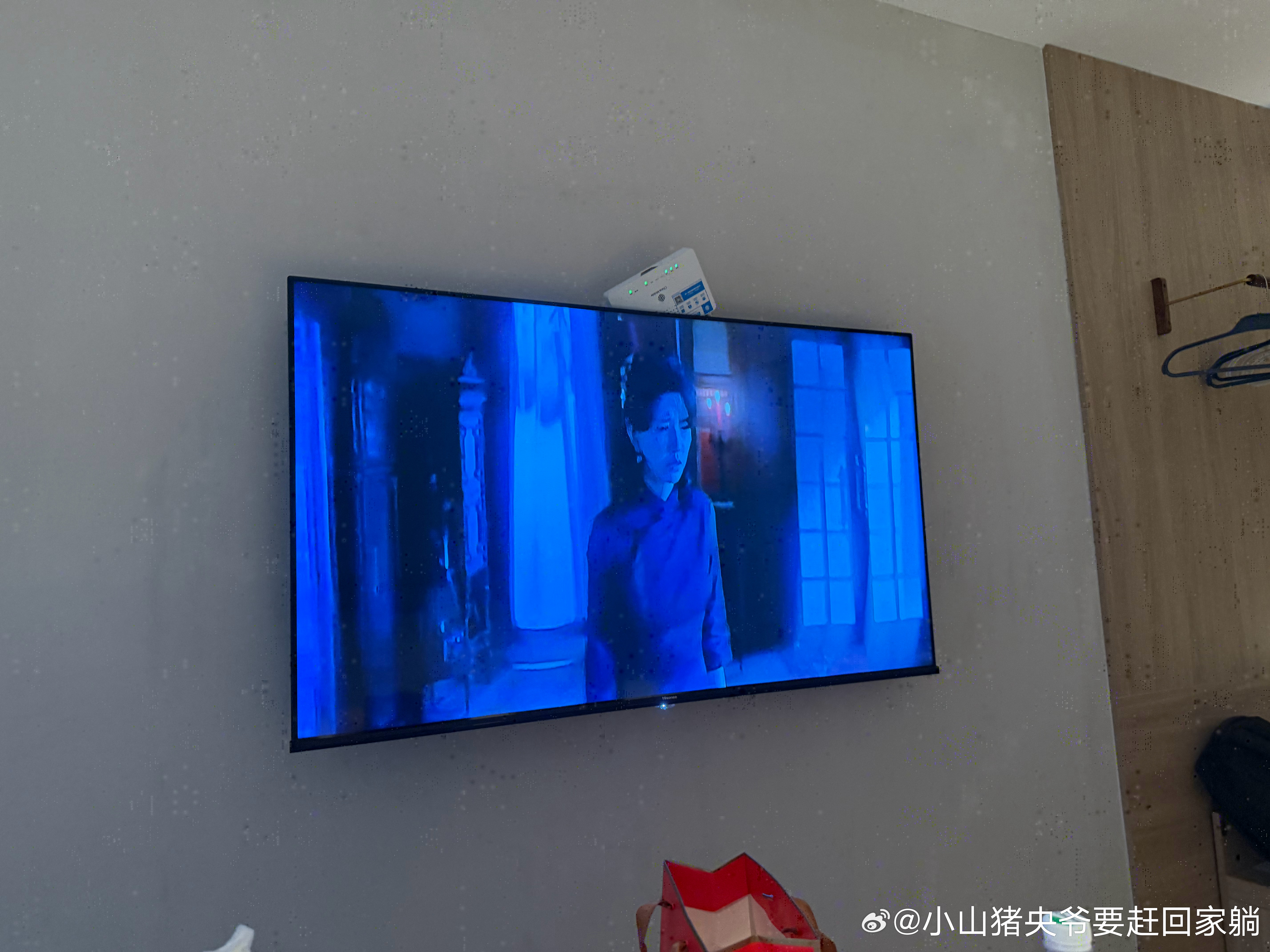 林思意  老公我们正在抱团取暖看《恶念》！旗袍造型好好看！