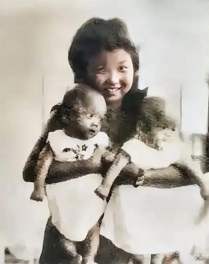 这是蒋经国秘书兼情人章亚若和双胞胎儿子的照片，双胞胎一个是章孝慈另一个是章孝严。
