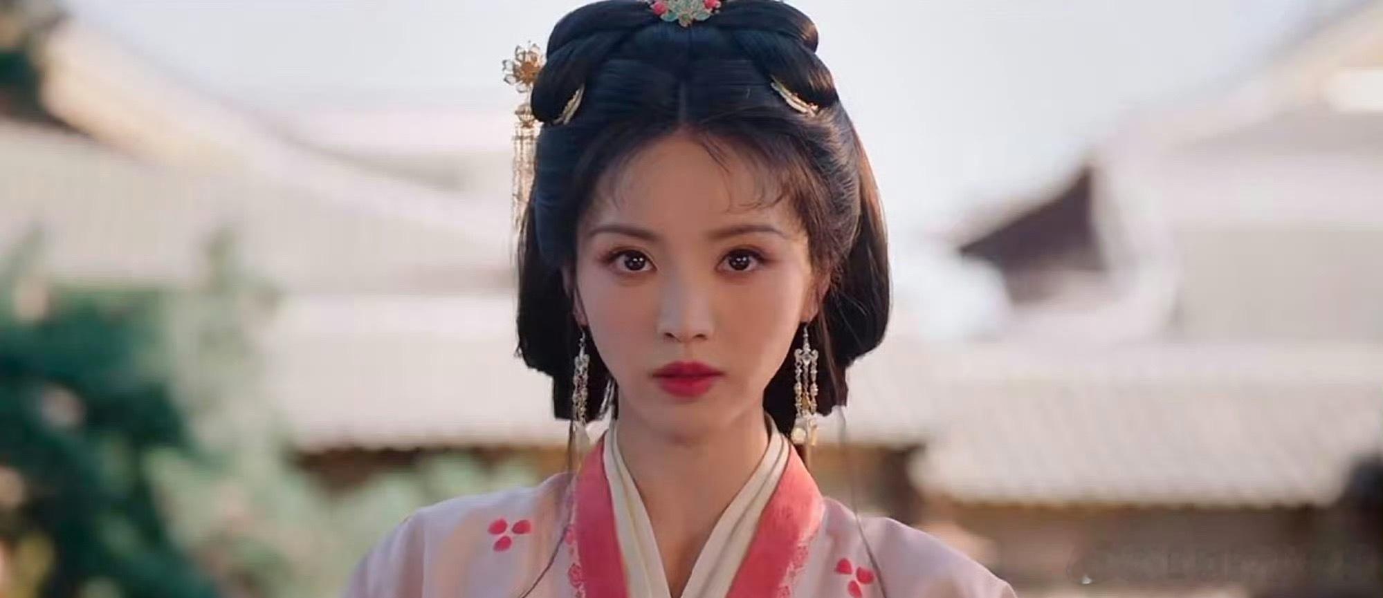 这么看她是有演技的，眼神就能看出人设区别 