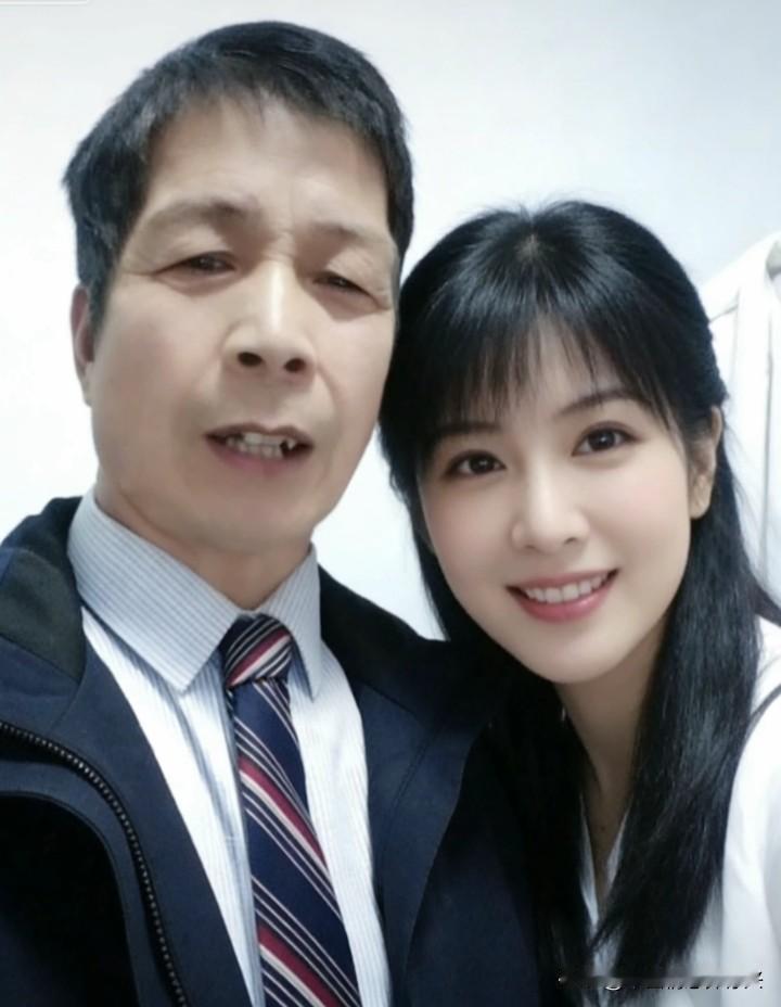 没有承诺，却被你抓的更紧！
没有了你，我的世界雨下个不停。
特别的爱给特别的你！