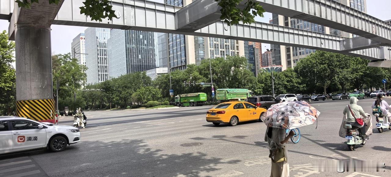 是楼市经济复苏了吗？大白天的拉土车已经开始轰隆了！
