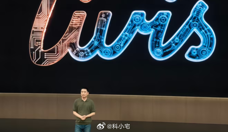 理想 CEO 李想公开表示：今天的智能手机和汽车都并不是真的智能，本质上还是“功
