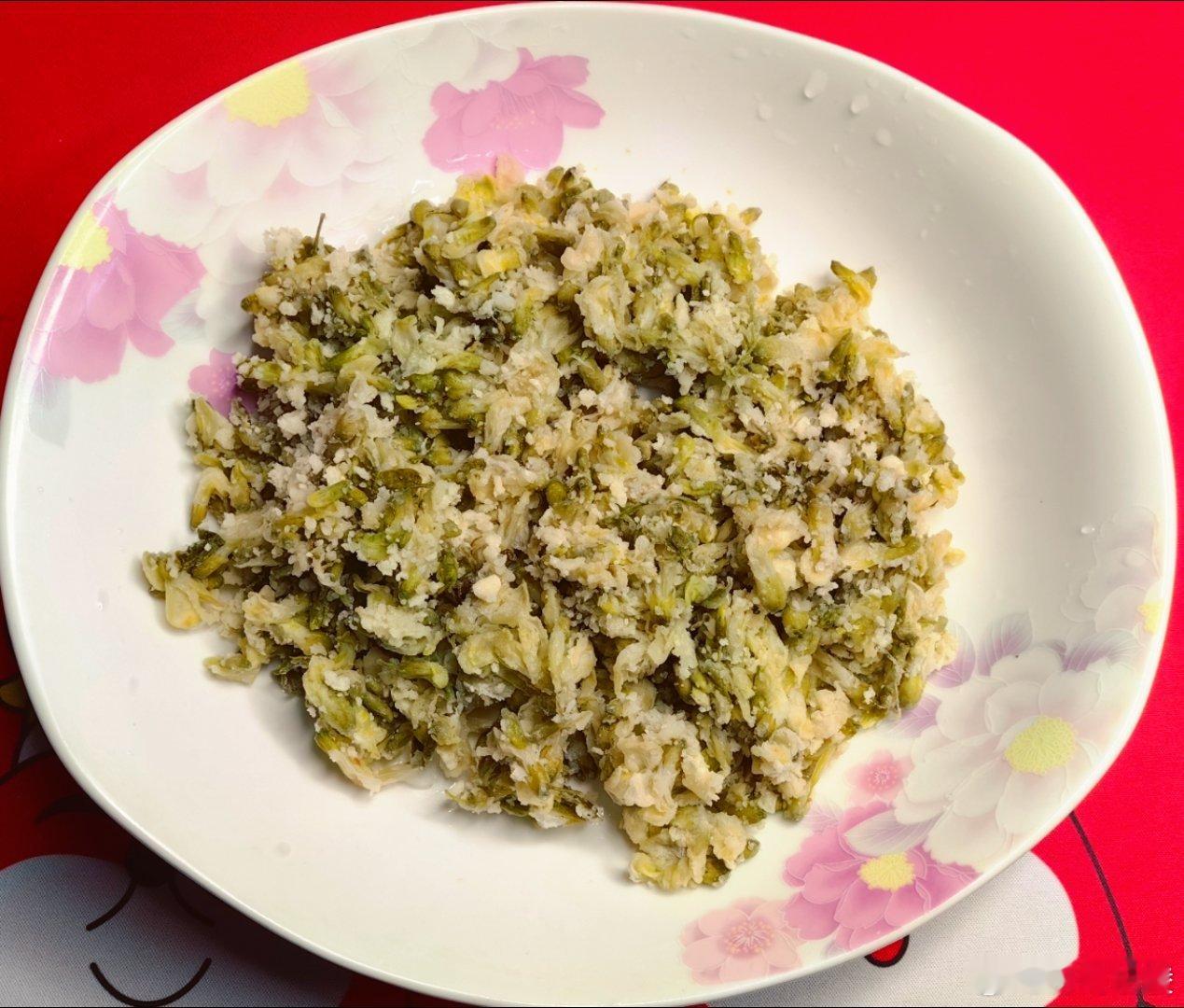 这些天吃了四种野菜，巧的是它们都来自树上——才下枝头又来灶头：依次为蒸槐花，香椿