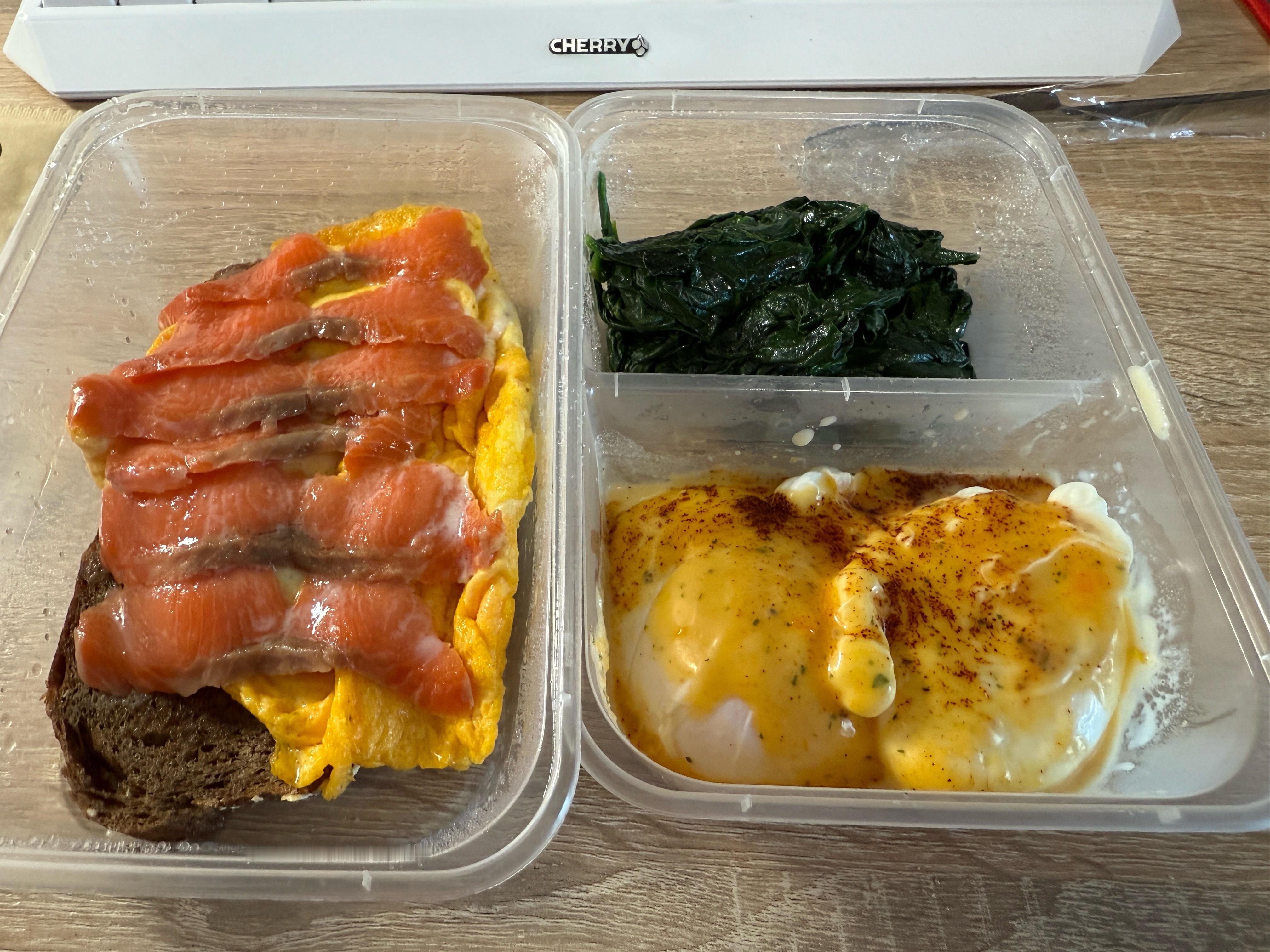 今天的好吃饭😋好吃死了！先是我喜欢的黑面包三文鱼加蛋 然后是晚餐鲍鱼鸡羊腿和龙