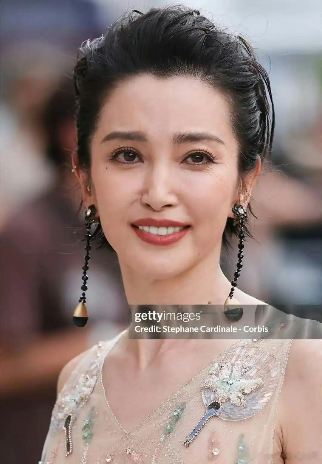 53岁李冰冰外网生图曝光，没有美颜滤镜，眼角皱纹特别真实 