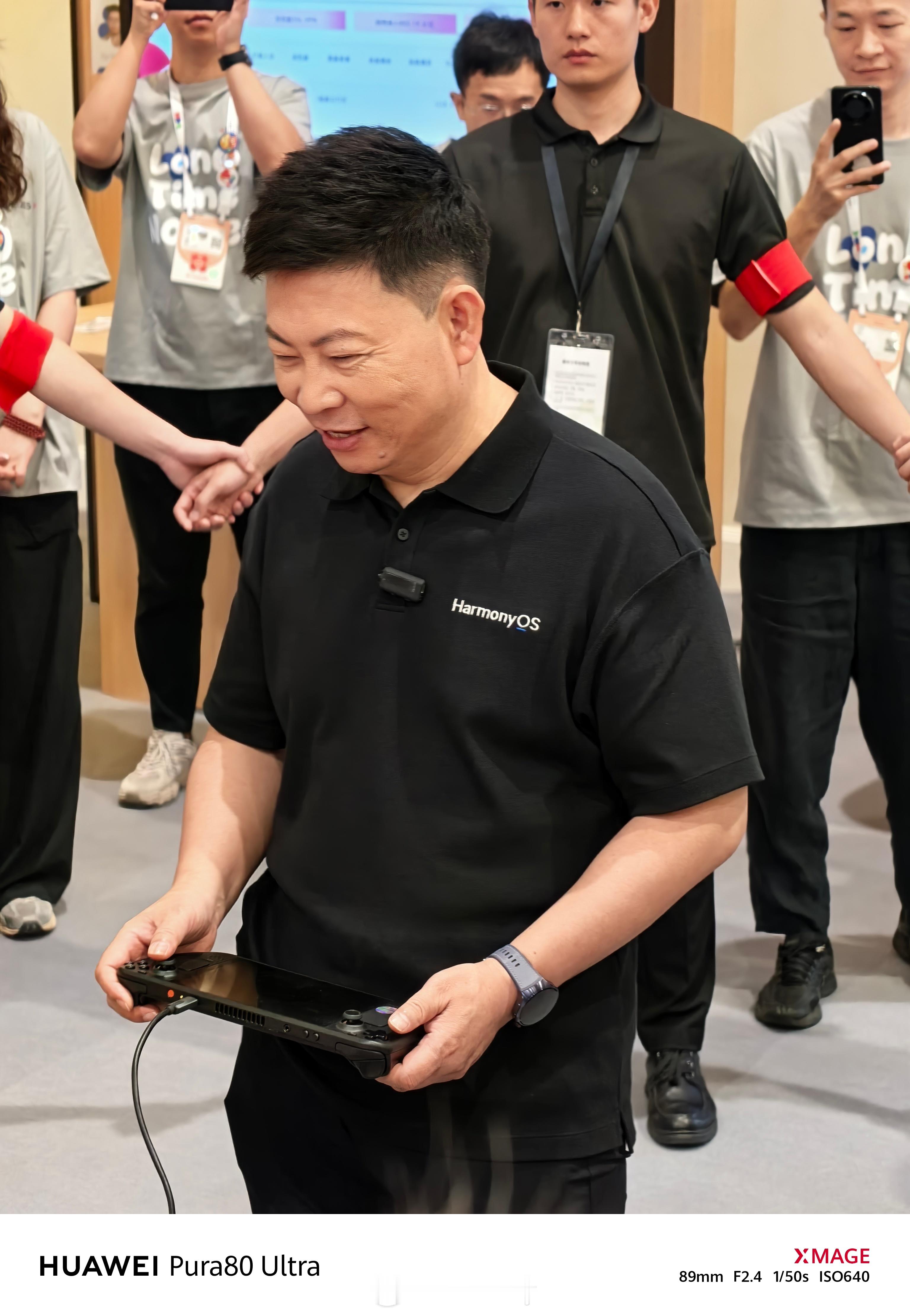 华为开发者大会2025 展区偶遇余总，鸿蒙生态越来越繁荣，余总也很开心。认真体验