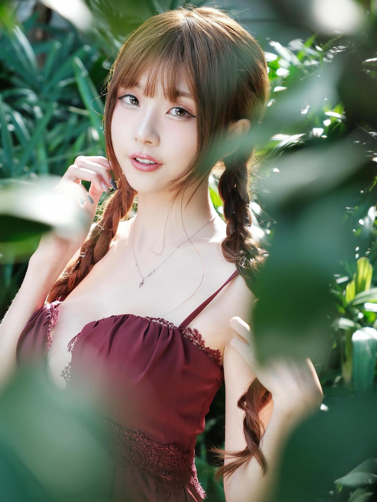 阳光下的少女，自然清新的气息，绿植环绕的浪漫时光。女孩子怎么穿搭既时尚又好看? 