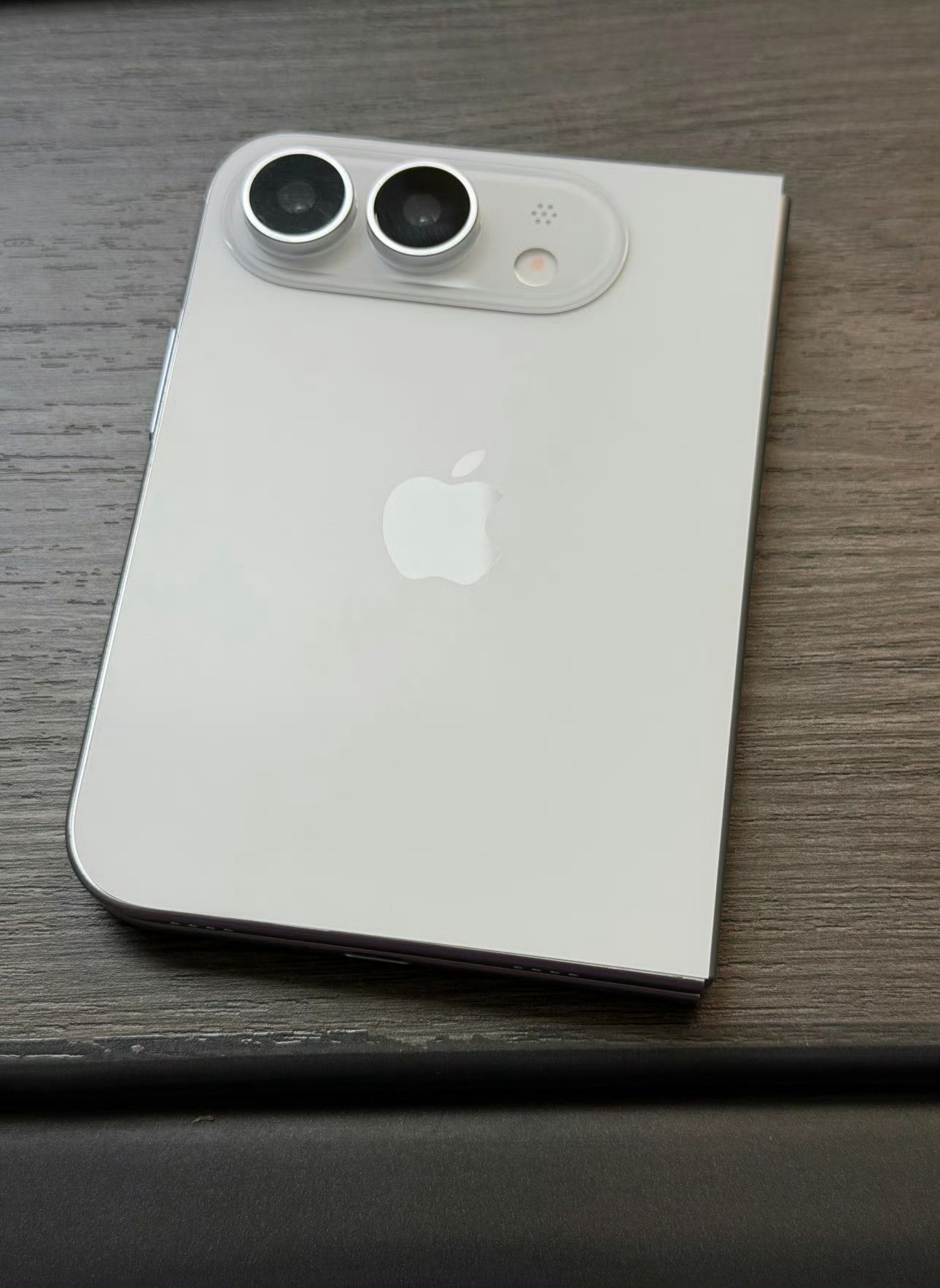 iPhoneDuo黄牛开价近4万苹果首款折叠屏，对于追求时髦的消费者那肯定是必入