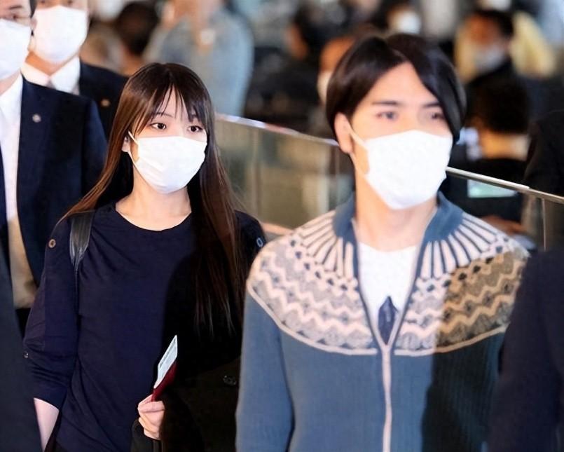 “不要回头！”

2021年11月14日真子公主和丈夫小室圭从东京羽田机场飞往美