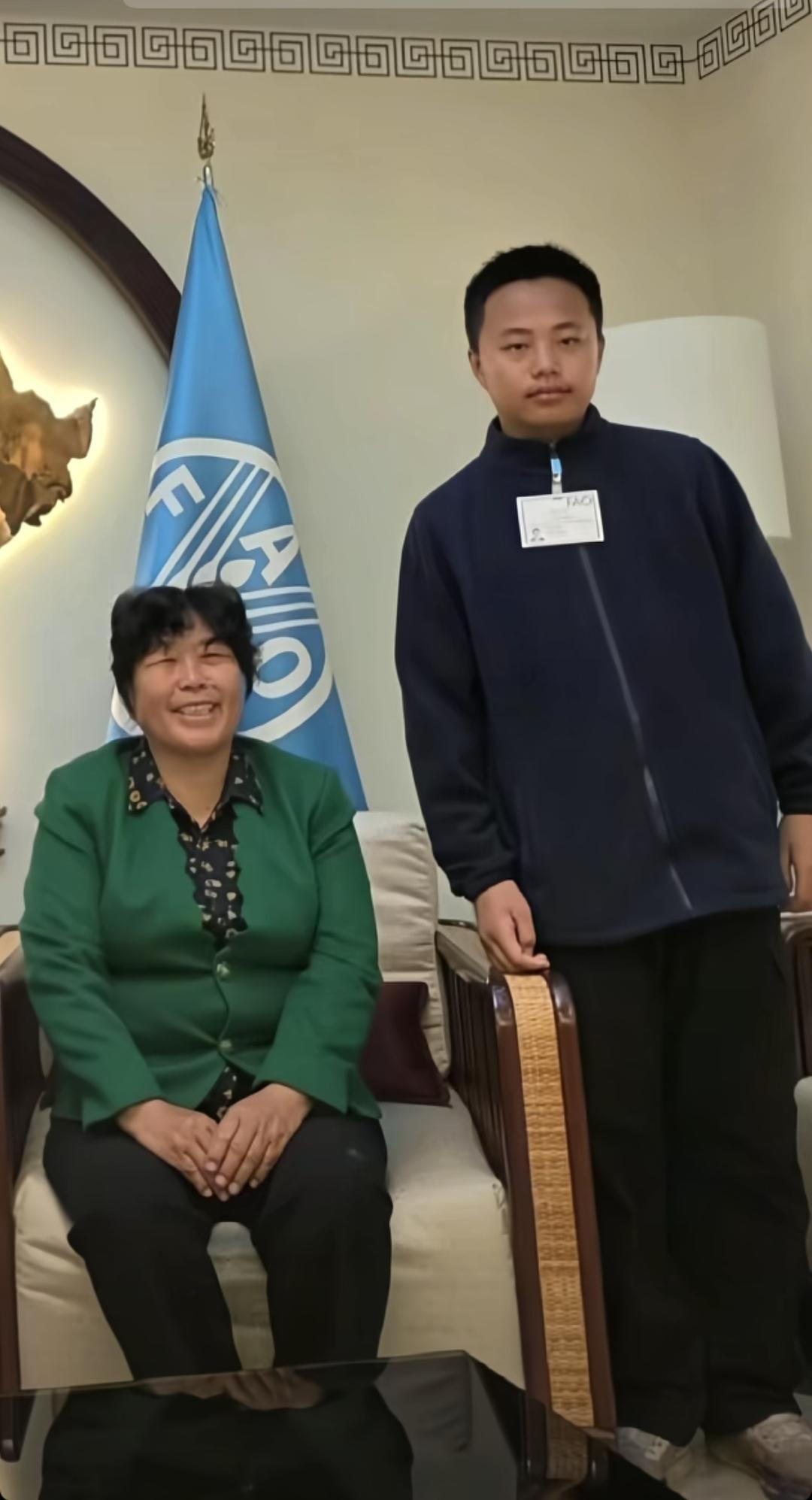 殷玉珍的孙子奶奶是中国的骄傲

一个鄂尔多斯的中学生，站在罗马联合国粮农组织的大