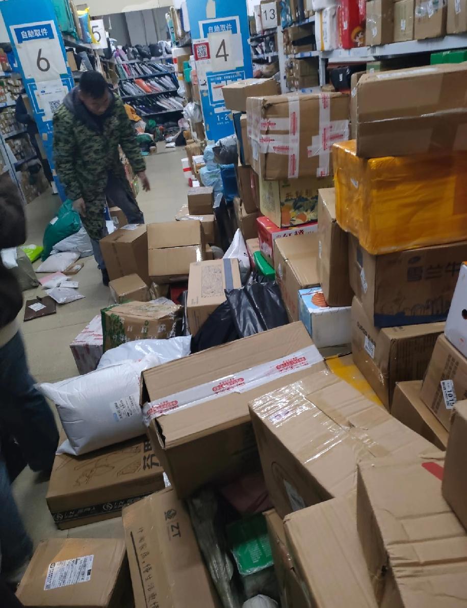 都疯狂的买吧，看看现在的菜鸟驿站现状！老板累到直不起腰，驿站里人手严重不足，包裹