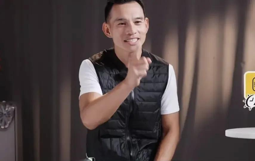 他不是抠，是怕。
你看他算账的样子。
那不是计较，是血管发紧。
童年饭桌旁父母的