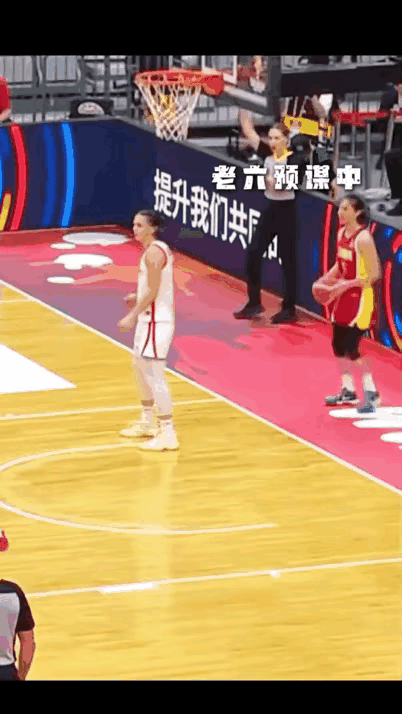 昨晚这场女篮，
王思雨彻底把外号打实了。
中国女篮和捷克队一直咬得特别紧。
比赛