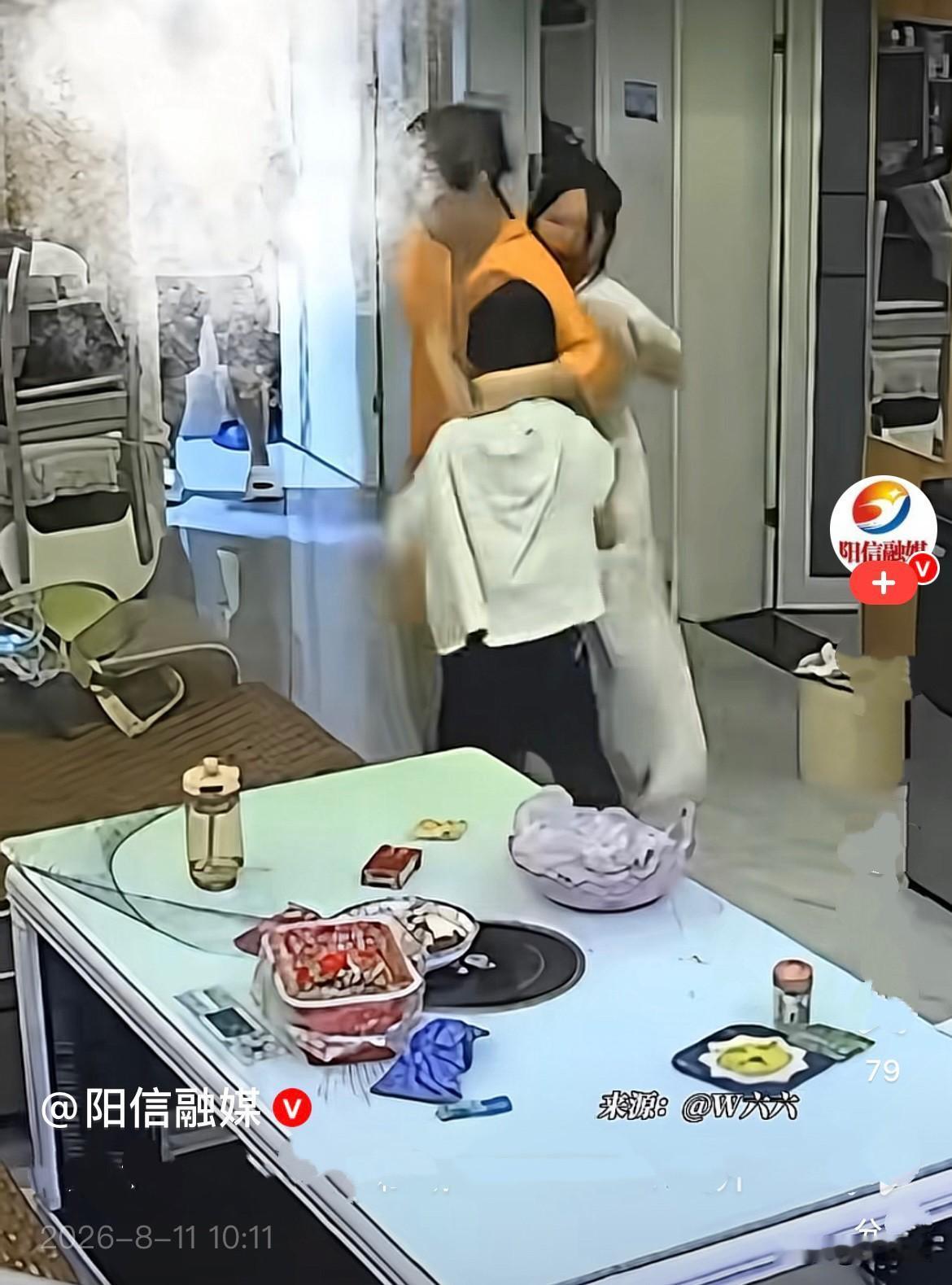 小题大做……
近日贵州，比弟弟大两岁的姐姐和弟弟玩耍过程中，一言不合真动手打了起