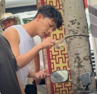 我真的服了这个张晚意，真的没有一点偶像包袱哈哈哈哈，像一个邻家男孩，从来不高冷，