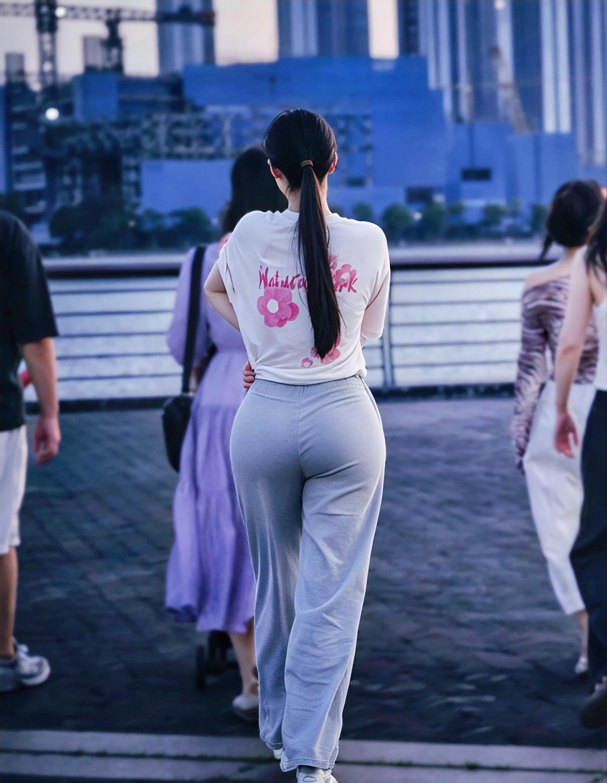 这身材不穿瑜伽裤可惜了[呲牙]