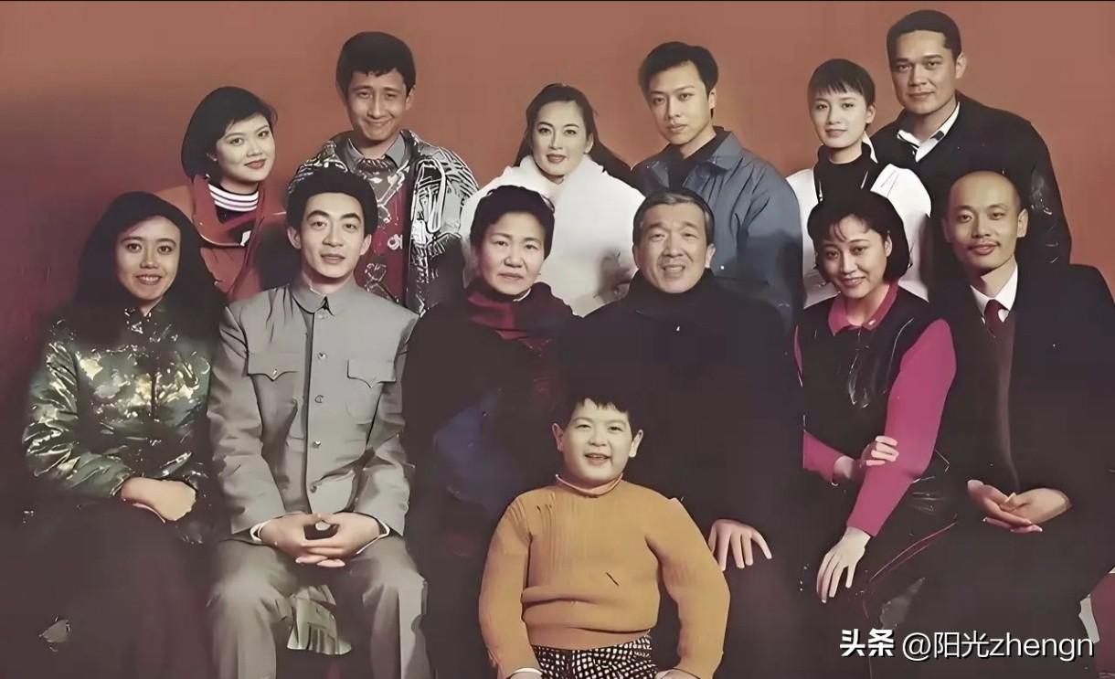 这张老照片是1991年经典电影《过年》的剧组合影，一眼望去全是当年响当当的实力派