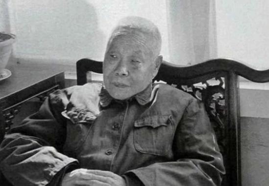 太监孙耀庭伺候过皇后婉容洗澡，他说：“宫女帮婉容脱衣，沐浴之后再由两个年长的宫女