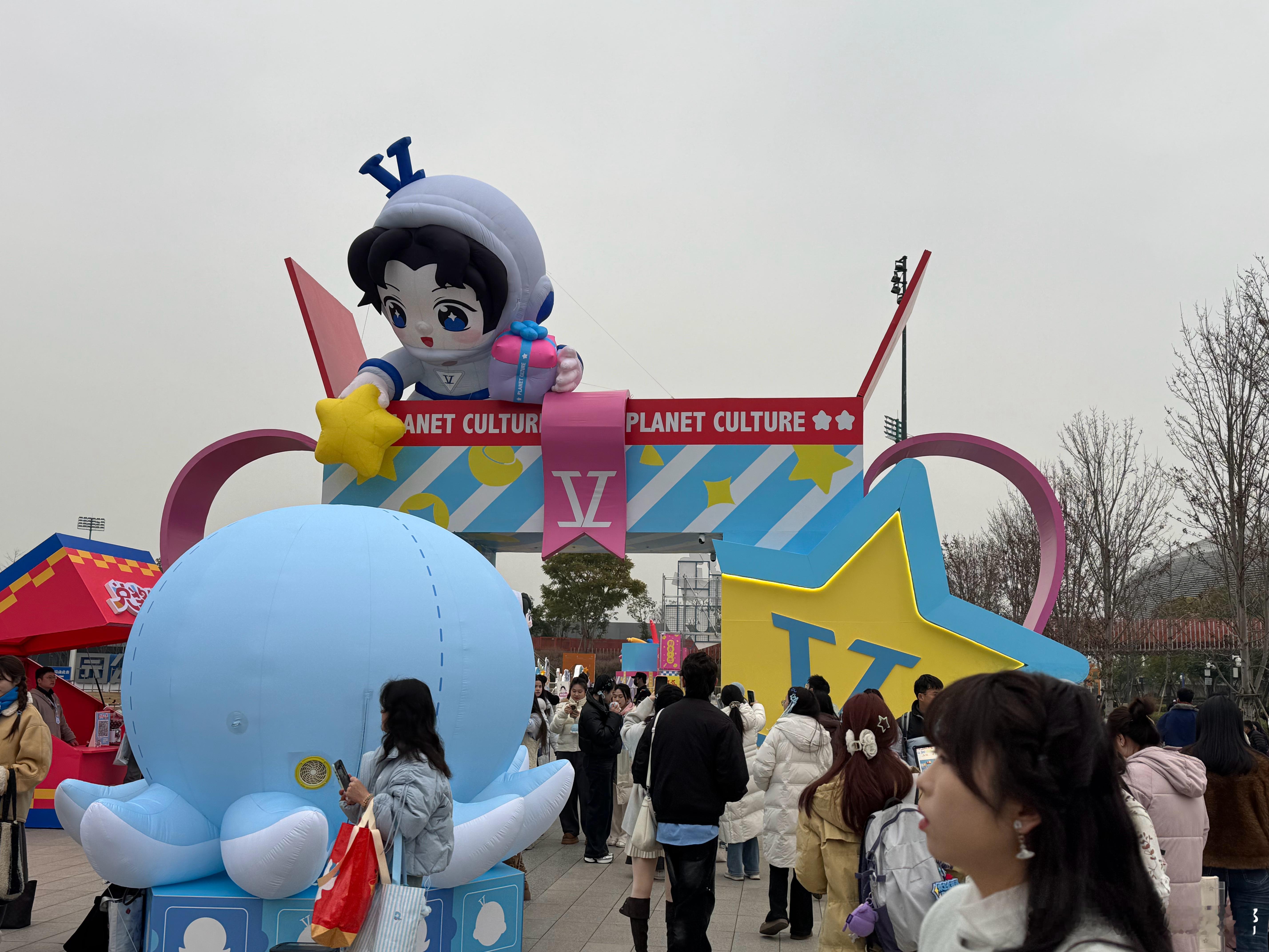 张杰成都你的兵来了今晚张杰成都演唱会，你的兵已陆续到达战场！！今晚一起嗨起来～张