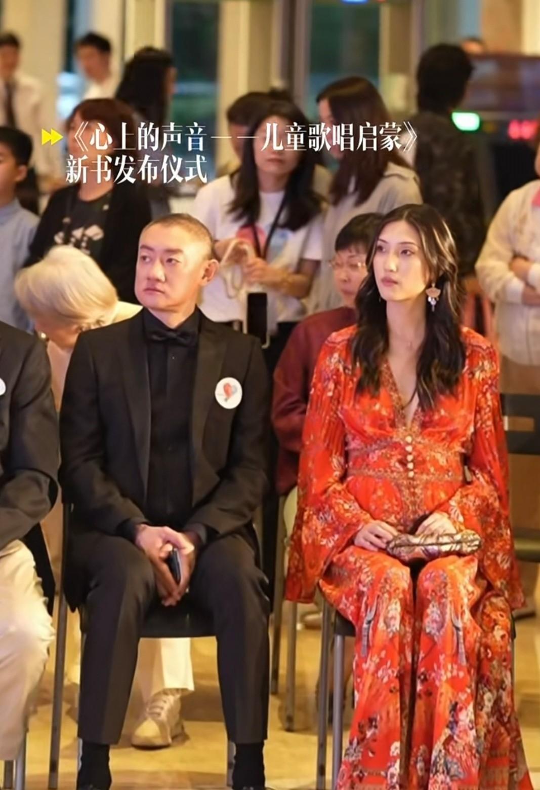 汪雨一家六口公开同框，老婆崔璨孕32周状态好，大女儿又高又漂亮 